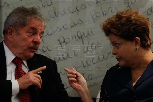 A presidente Dilma Rousseff ao lado do ex-presidente Lula na comemoração de dez anos do Bolsa Família nesta quarta-feira em Brasília. EFE