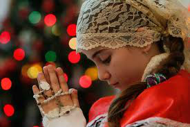 A Tradição do Natal ao Redor do Mundo Menina iraquiana em uma missa, na Jordânia. Milhares de iraquianos cristãos fugiram para a Jordânia depois de uma onda de bombas que atingiu várias igrejas cristãs em cidades do Iraque.