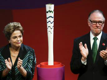 Dilma Rousseff e Carlos Arthur Nuzman, presidente do Comitê Olímpico Brasileiro, com a tocha olímpica