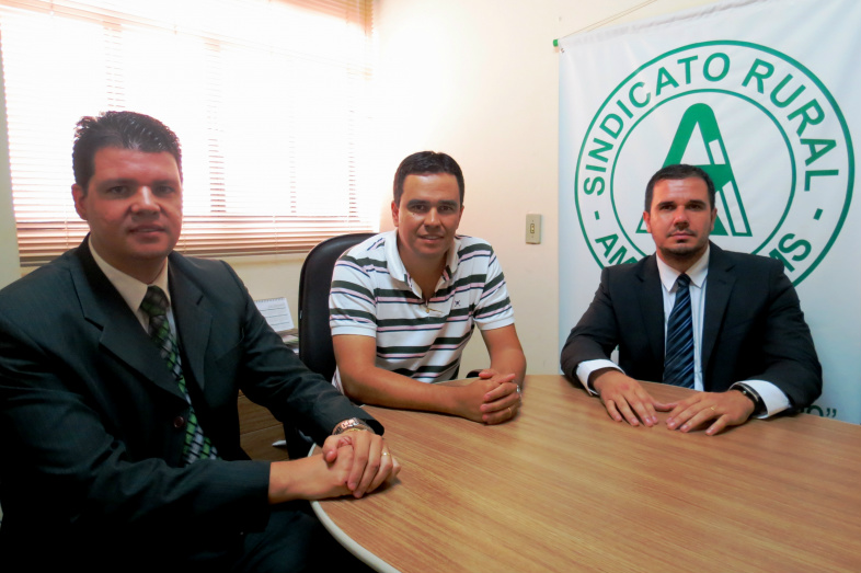 André Vicentin Ferreira (advogado), Diogo Peixoto (Presidente SRA) e Edson Tavares Calixto (Advogado) / Foto: Assessoria