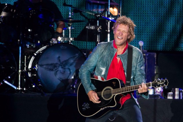 O tempo passa, e Jon Bon Jovi continua arrastando multidões – especialmente de mulheres – para os shows de sua banda (Buda Mendes/Getty Images)