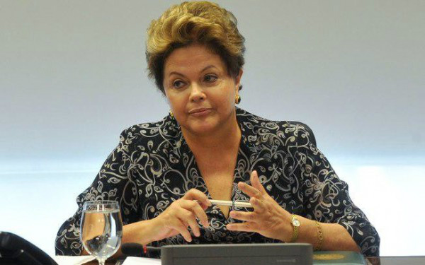 Como alguém pode fazer adesivos como estes de Dilma e não terminar na cadeia?