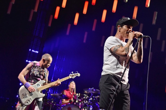 Para encerrar o Rock in Rio 2017, os Red Hot Chili Peppers se apresentam com uma metralhadora de hits. (Mike Coppola/Getty Images)