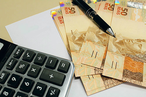 Indústria acumula queda de 8,1% Indústria acumula queda de 8,1%