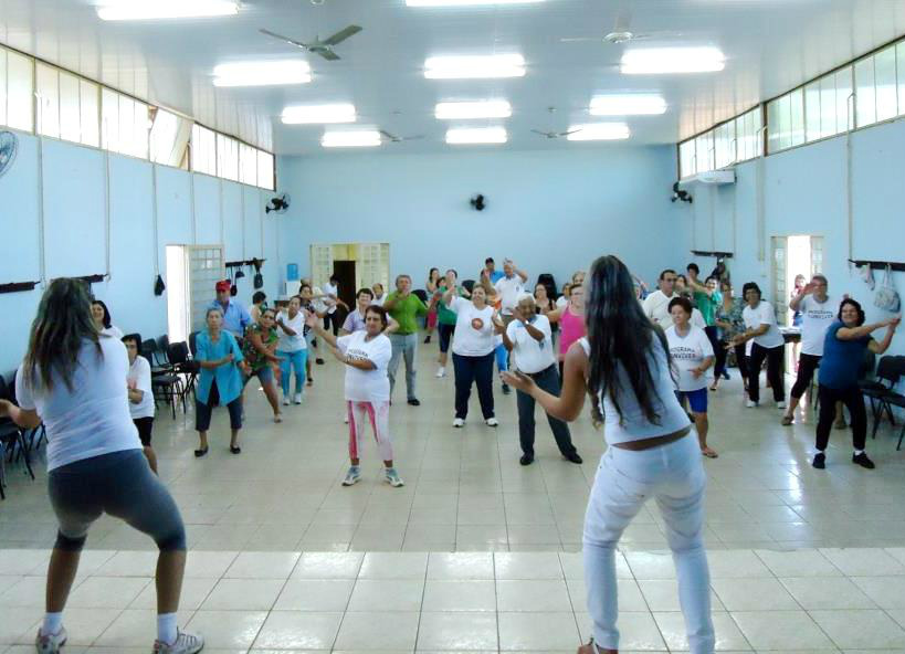 Programa Conviver de Amambai promove qualidade de vida aos idosos A dança terapêutica com idosos, através do Projeto Brilho da Lua, está incluída nas atividades do Conviver.
