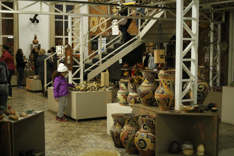 Oficina de Artesanato Indígena da FCMS capacita moradores de aldeia de Paranhos