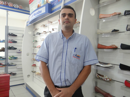 Janeiro é mês de descontos e ofertas no comércio de Amambai Hugo de Oliveira, gerente da Loja MM / Foto: Moreira Produções