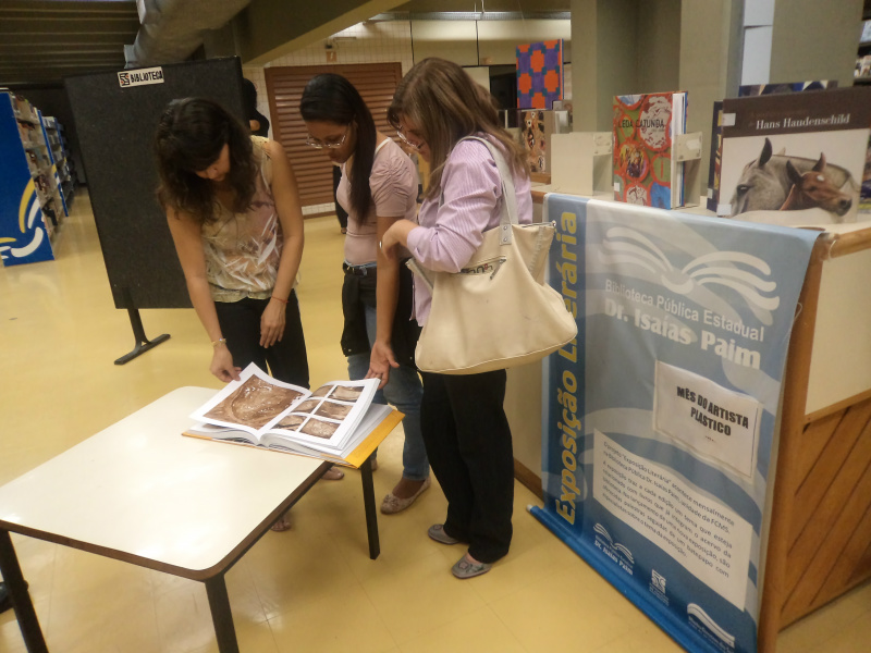 Biblioteca Estadual realiza exposição literária em homenagem a MPB