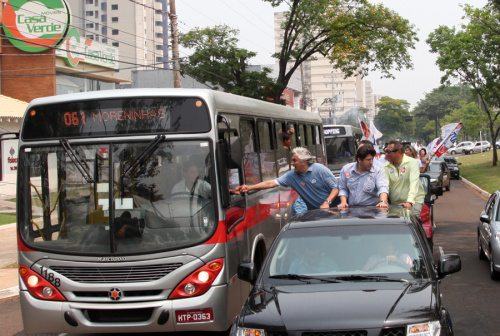 Delcídio participa da carreata da Força do Povo em Campo Grande Os motoristas fizeram questão de cumprimentar Delcídio durante carreata na Avenida Afonso Pena.
