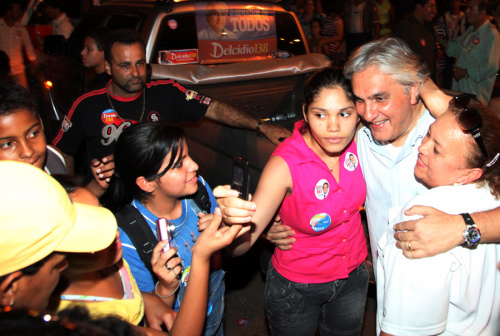Delcídio atribui liderança ao trabalho em favor de MS Em Bodoquena, pausa para fotos ao lado da população.