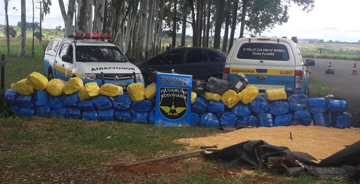 Caminhoneiro é preso com uma tonelada de maconha em meio à carga de milho Foto: PMRE (Divulgação)