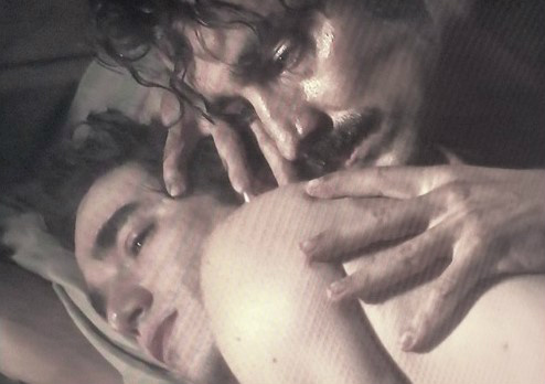 Primeira cena de sexo gay na TV Globo ainda repercute e provoca ódio Atores Caio Blat e Ricardo Pereira protagonizaram cena de sexo que gerou elogios e críticas na mesma proporção