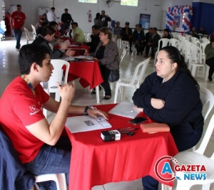 Quem “não abrir conta” poderá ficar sem salário em Amambai Posto de atendimento aos servidores para a abertura de conta segue até esta sexta-feira no antigo Alphaville Clube. (Foto: Vilson Nascimento)