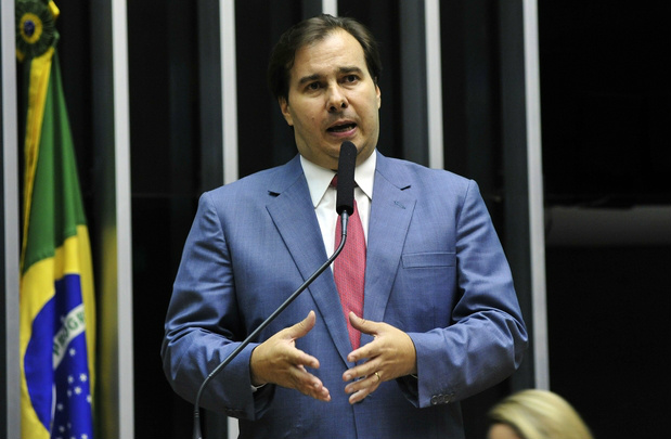 O presidente da Câmara, Rodrigo Maia, considerou correto o ato concedendo apartamento funcional a um deputado afastado. “Ele [Eduardo Cunha] tem mandato , enquanto ele for deputado a resolução é correta”