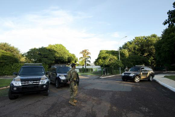 Polícia Federal faz operação de busca e apreensão na residência oficial do presidente da Câmara dos Deputados, Eduardo Cunha, no Lago Sul, em Brasília