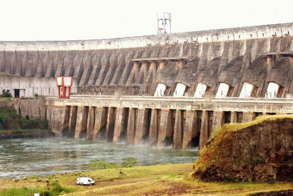 Itaipu volta a ser a maior produtora de energia elétrica do mundo Em 2014, Itaipu havia perdido a posição de líder mundial de produção anual de eletricidade em decorrência da crise hídrica enfrentada pelo Brasil