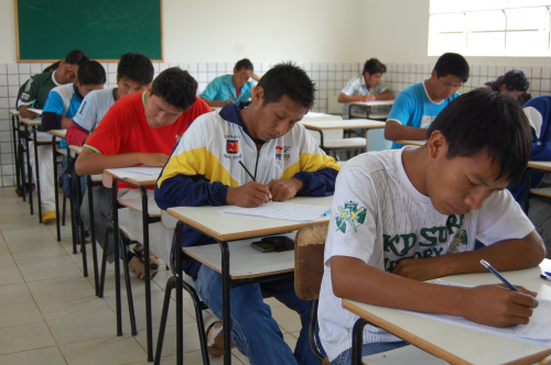 Alunos indígenas de diversos municípios da região sul realizaram as provas do vestibular em Amambai.
