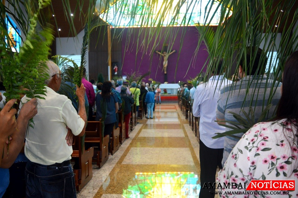 Domingo de Ramos em Amambai: fiéis revivem a entrada de Jesus em Jerusalém Foto: Moreira Produções
