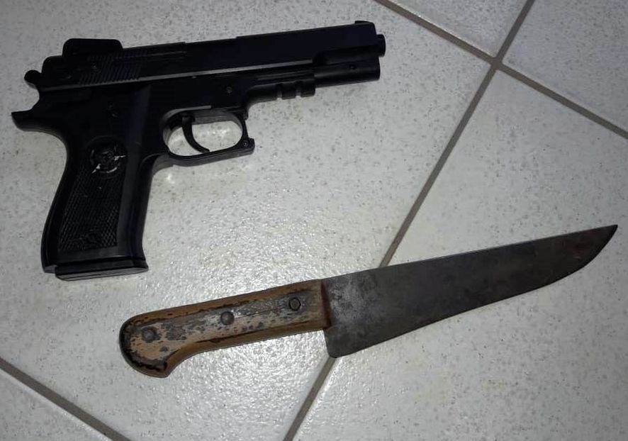 O simulacro de pistola e a faca usada pelo ladrão para render e assaltar a vítima. (Foto: A Gazetanews)