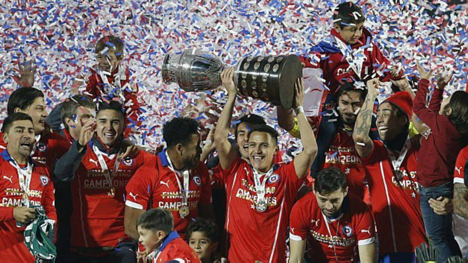 Jogadores comemoram o primeiro título da seleção chilena, campeã da Copa América