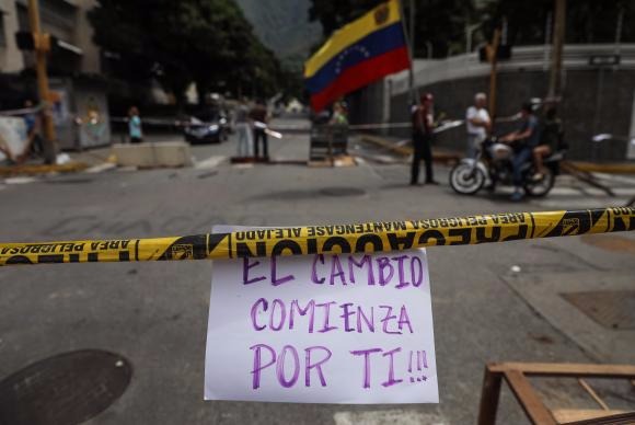 Tensão cresce na Venezuela na véspera da Assembleia Constituinte O Conselho Nacional Eleitoral deve divulgar os últimos detalhes sobre a instalação dos centros de votação que estavam 96% prontas, segundo a presidente do órgão, Tibisay Lucena MIGUEL GUTIERREZ