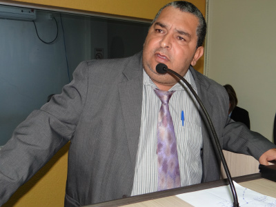 Vereador Brito cobra revitalização da sinalização no trânsito em Amambai Vereador de Amambai, Valter Brito (Pros)Foto: Moreira Produções