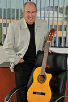 O Professor Adroaldo Lamaison utiliza música para ajudar a fixação dos conteúdos passados. Sua palestra acontece hoje no Alphaville Clube a partir das 19 horas.