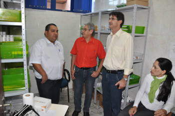 Prefeito e vereadores visitam posto de saúde da Vila Guape O prefeito e os vereadores também acompanharam a distribuição de remédios.