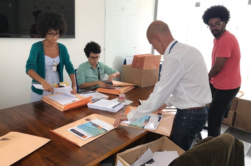 A equipe da Secretaria de Relações Públicas e colaboradores de outras áreas da Secretaria de Comunicação do Senado fizeram um mutirão para a montagem dos kits / Foto: Eduardo Leão
