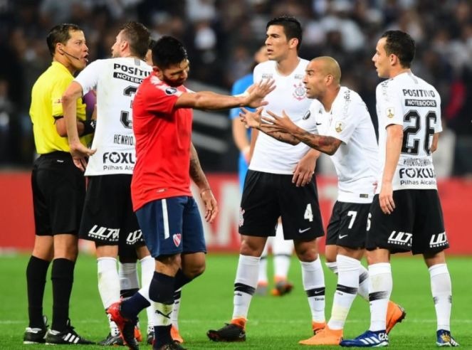 Corinthians perde euforia pós-título com derrota para o Independiente Emerson Sheik foi expulso (Foto: AFP)