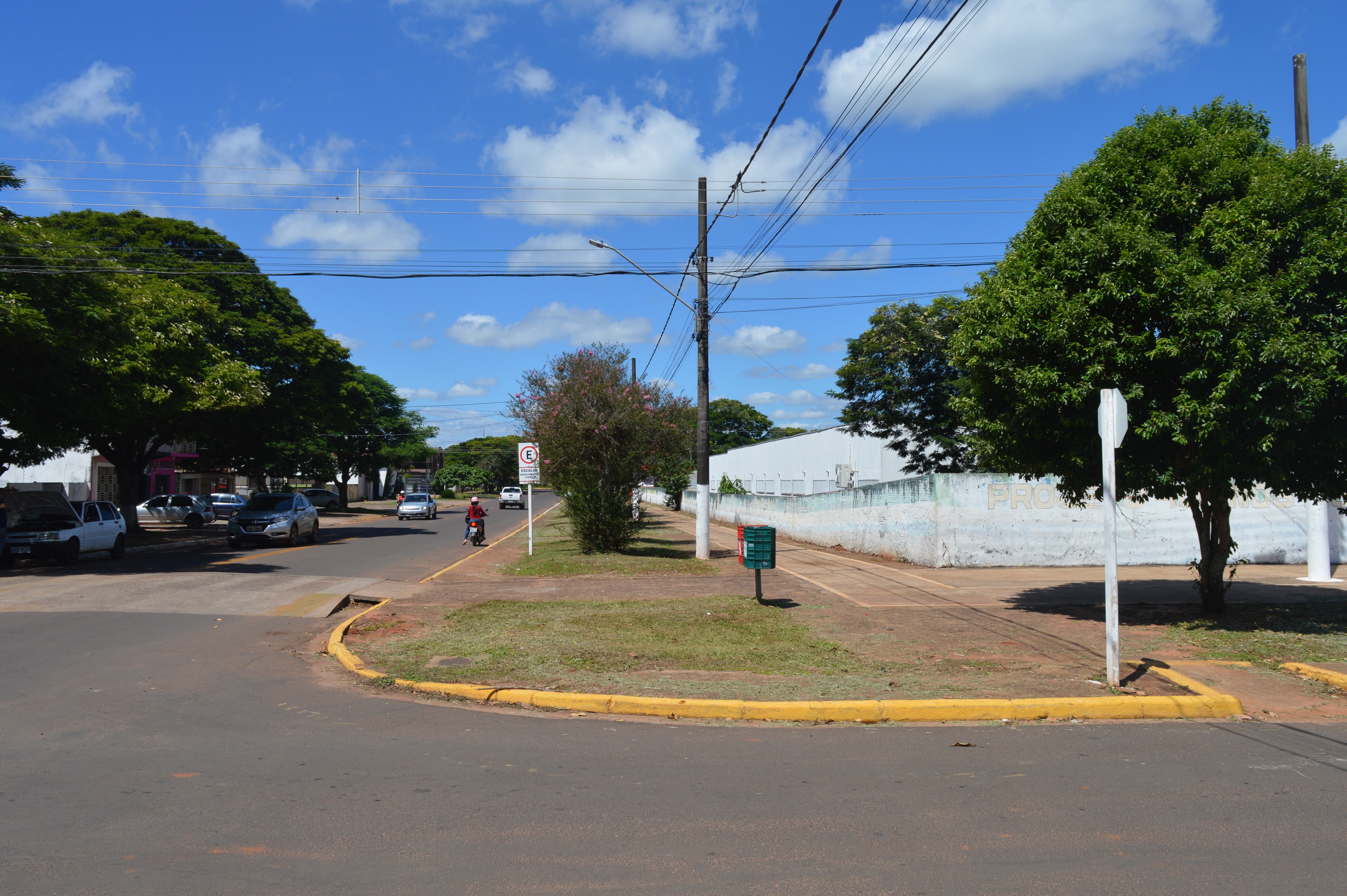Ponto de ônibus coberto na escola Felipe é solicitado Vereador Carlinhos quer construção de abrigo de ônibus coberto, na rua Sete de Setembro, ao lado da EE Cel. Felipe de Brum / Foto: Moreira Produções