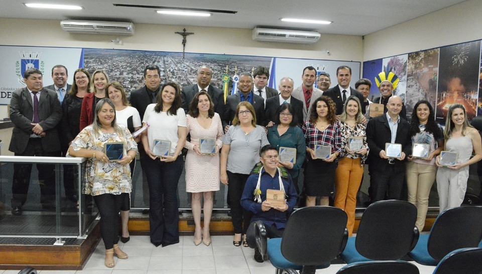 Em 2018, 13 profissionais da educação foram foram homenageados pelo legislativo municipal  Foto: Divulgação