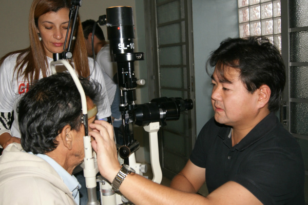 Mutirão do glaucoma atende mais de 3,5 mil pessoas na Capital Médico Fabio Yamasato faz exame para detecção de glaucoma em paciente no mutirão contra a doença (Foto : Élvio Lopes)