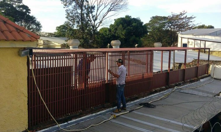 Agepen reforça segurança em solário do Estabelecimento Penal de Amambai A grade do solário do Estabelecimento Penal de Amambai está sendo substituída / Foto: Assessoria
