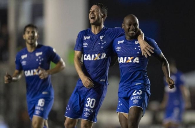 Vasco é goleado pelo Cruzeiro em casa e dá adeus à Libertadores Jogadores do Cruzeiro comemoram gol (Foto: Gazetapress)