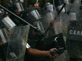Manifestação contra reforma na educação é reprimida violentamente Manifestação contra reforma na educação é reprimida violentamente