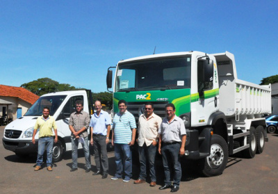 Prefeito Sérgio Barbosa e assessores, durante recebimento dos caminhões / Foto: Assessoria 