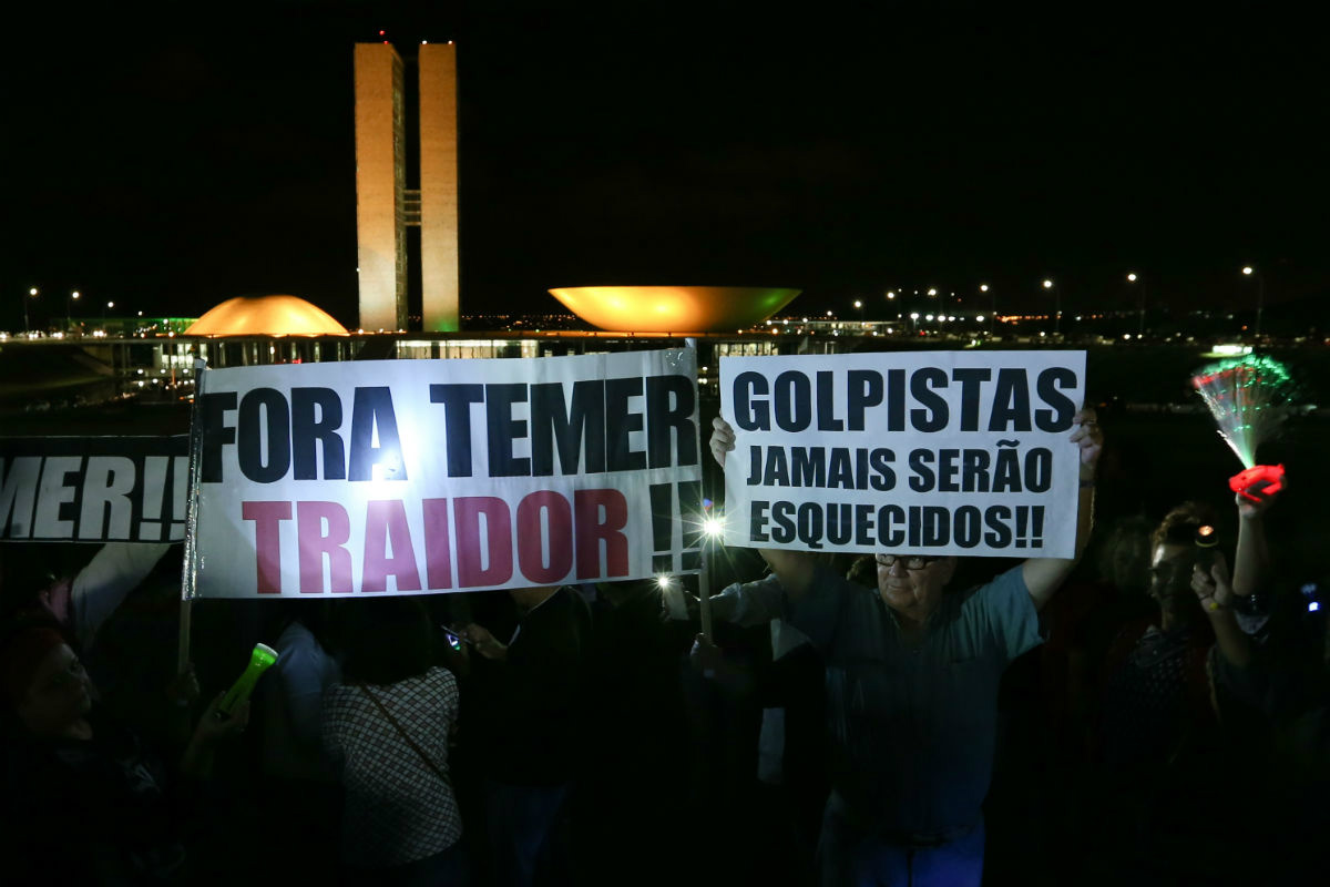 Manifestação contra o vice-presidente Michel Temer em frente ao Congresso, em abril