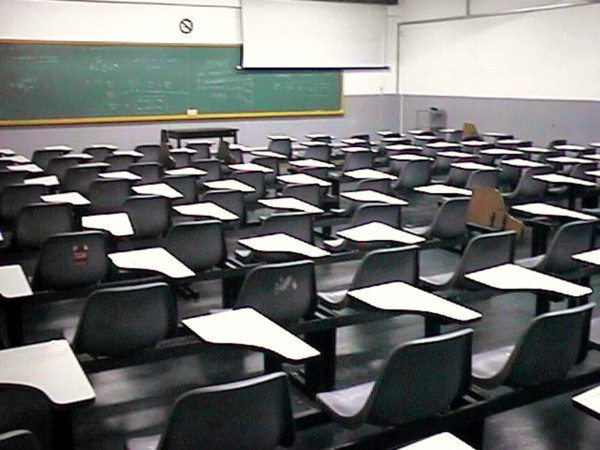 Governo quer localizar 1,6 milhão de estudantes que deixaram a escola em 2015