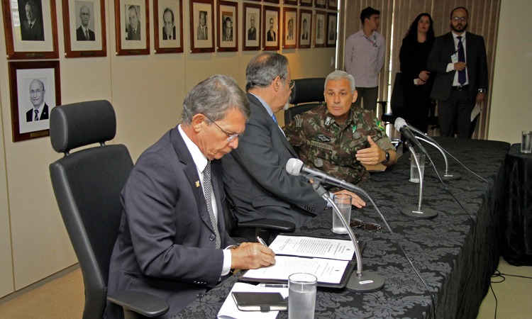 Ministros Silva e Luna, da Defesa, e Jungmann, da Segurança, na assinatura do acordo - Foto: Divulgação