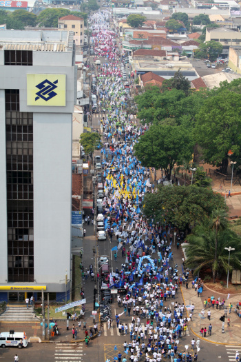 Caminhada da Vitória reúne 60 mil pessoas na área central de Campo Grande Caminhada da Vitória reúne 60 mil pessoas na área central de Campo Grande