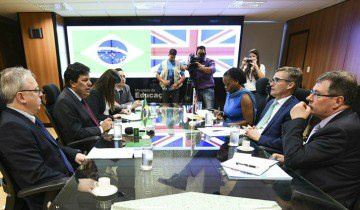Em reunião, o embaixador Alex Ellis observou que os países já mantêm grande cooperação