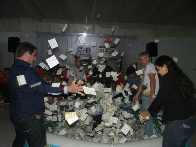 Sorteio da Acia aconteceu no sábado (7) em Amambai O sorteio contou com a participação da diretoria da ACIA e todos os cupons premiados passaram por uma auditoria / Foto: Moreira Produções