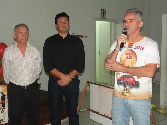 Sorteio da Acia aconteceu no sábado (7) em Amambai E/D- Vereadores Roberto Dias (PSDB) e Jaime Bambil (PMDB) e o presidente da ACIA, Azor de Assis / Foto: Moreira Produções