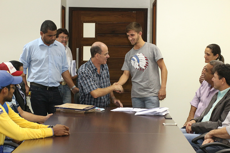 Passaporte do atleta garante apoio à esportistas em Amambai Atletas receberam, na sexta-feira (06), os passaportes que dão direito à bolsa atleta, apoio financeiro para a prática de esportes / Foto: Decom