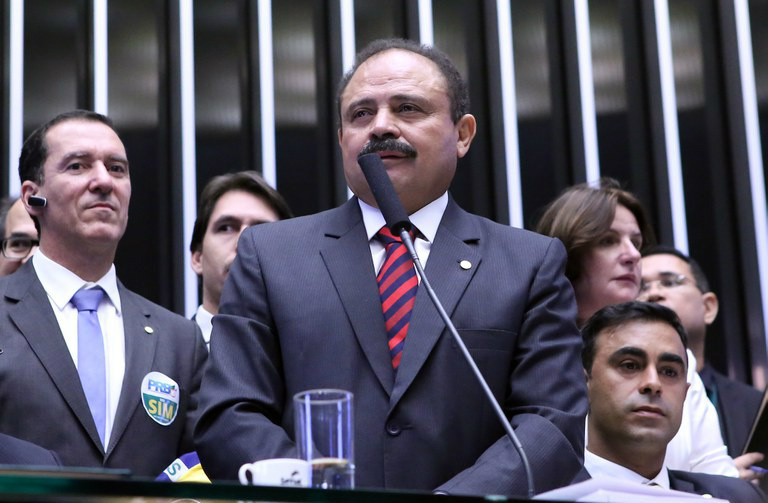 O impeachment para ou continua? Waldir Maranhão acatou pedido da AGU para anular votação do impeachment