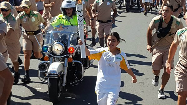 Brasil abriga 8.863 refugiados de 79 nacionalidades A refugiada síria Hanan Daqqah, de 12 anos de idade e que vive no Brasil desde 2015, foi uma das primeiras condutoras da tocha olímpica no País / Foto: Divulgação