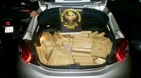 A droga estava em um carro importado, com placas de Guaíba (RS), abordado na MS-289 nessa segunda-feira (9).Foto: Divulgação