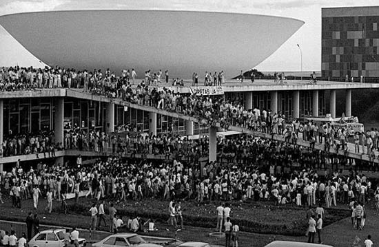 Brasília, 1984 - Brasileiros a favor das eleições diretas para Presidente da República.