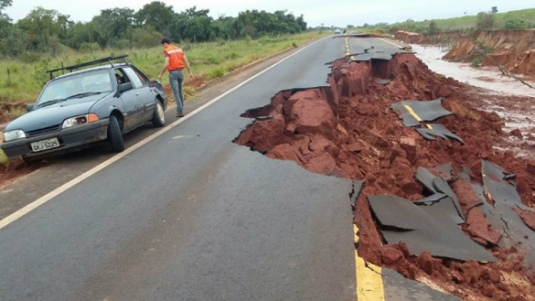 Parte da rodovia desmoronou com as fortes chuvas de ontem. Foto: Defesa Civil